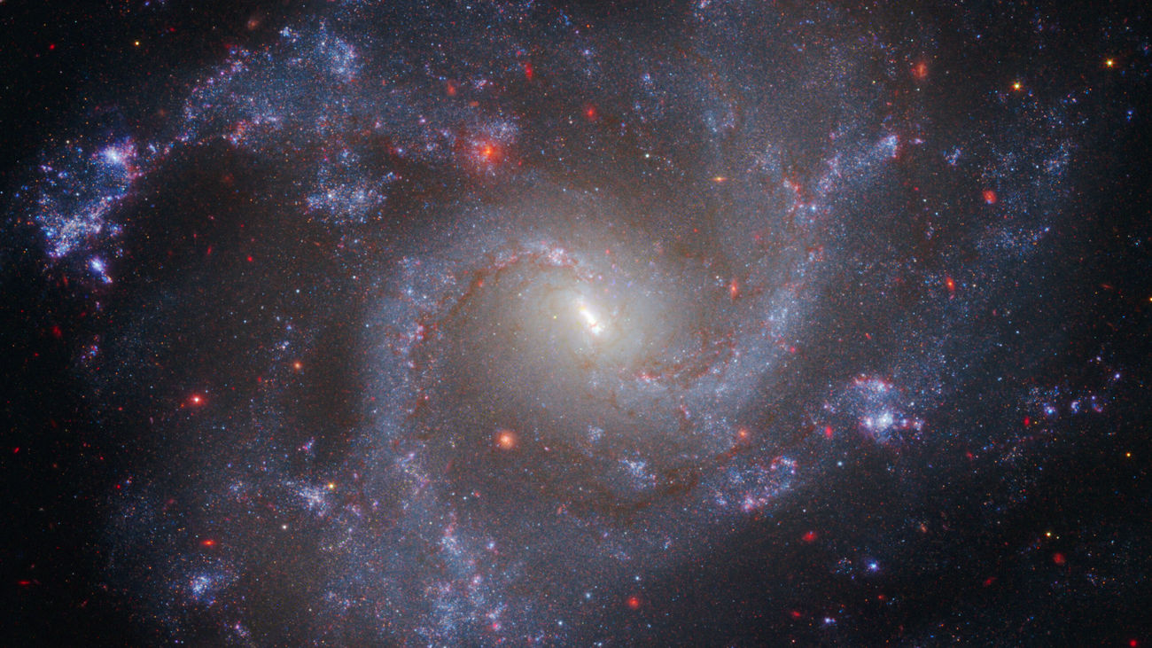 NGC 5468, galaxia a unos 130 millones de años luz de la Tierra