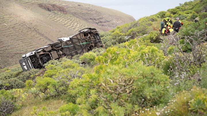 Equipos de emergencia cerca del autobús accidentado en La Gomera