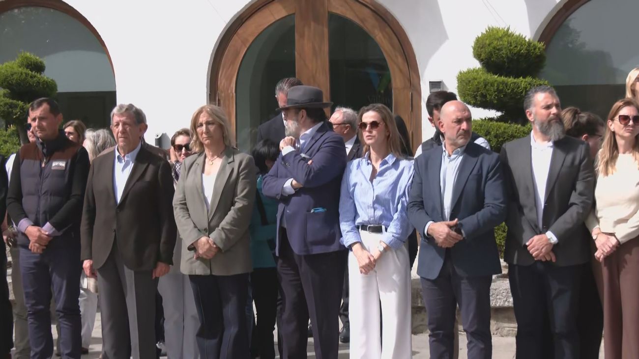 Minuto de silencio en el Ayuntamiento de Villanueva de la Cañada por el menor de 11 años asesinado