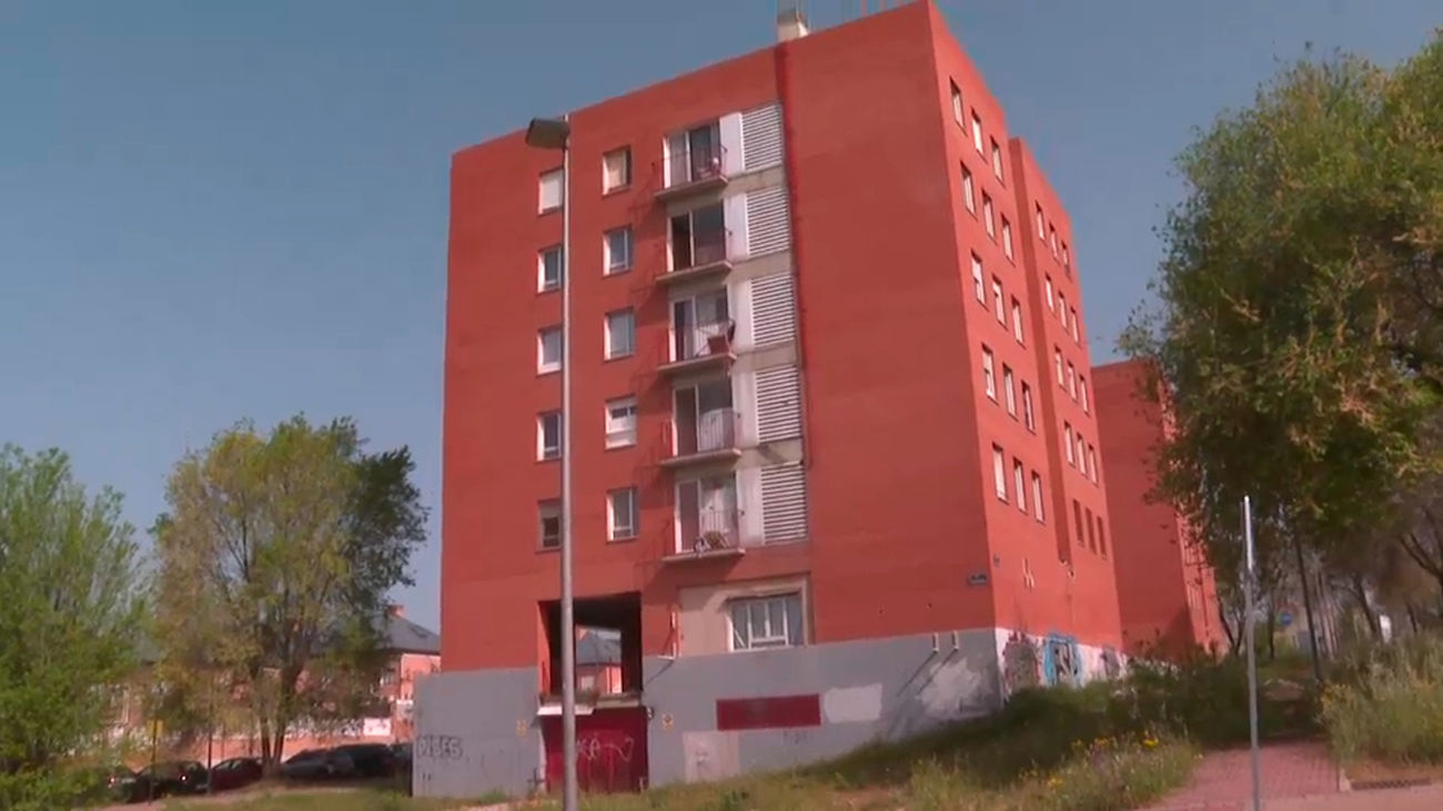 Vuelve la pesadilla a los vecinos de la calle Praga de Alcorcón con las ocupaciones  en  un edificio de la Sareb