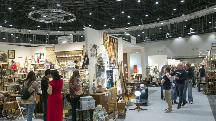 La feria de anticuarios, almonedas y galerías de arte Antik celebra este martes una jornada de puertas abiertas