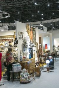 La feria de anticuarios, almonedas y galerías de arte Antik celebra este martes una jornada de puertas abiertas