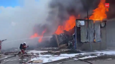 El incendio en una nave de reciclaje en Alcalá de Henares provoca una gran columna de humo