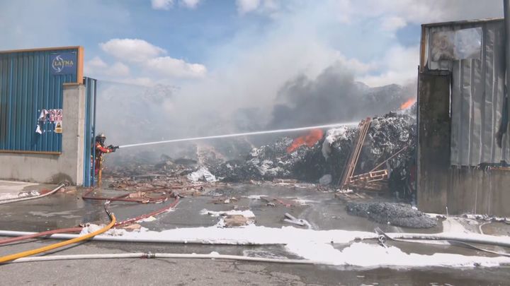 Bomberos evitan una catástrofe mayor en Alcalá: el humo tóxico amenazaba una gasolinera y una nave de madera