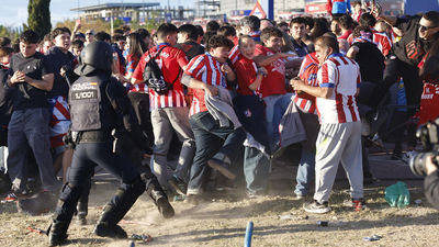 Cargas policiales en la llegada del Atlético de Madrid al Metropolitano