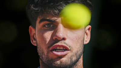 Alcaraz resuelve un estreno incómodo en el Godó ante al finés Virtanen