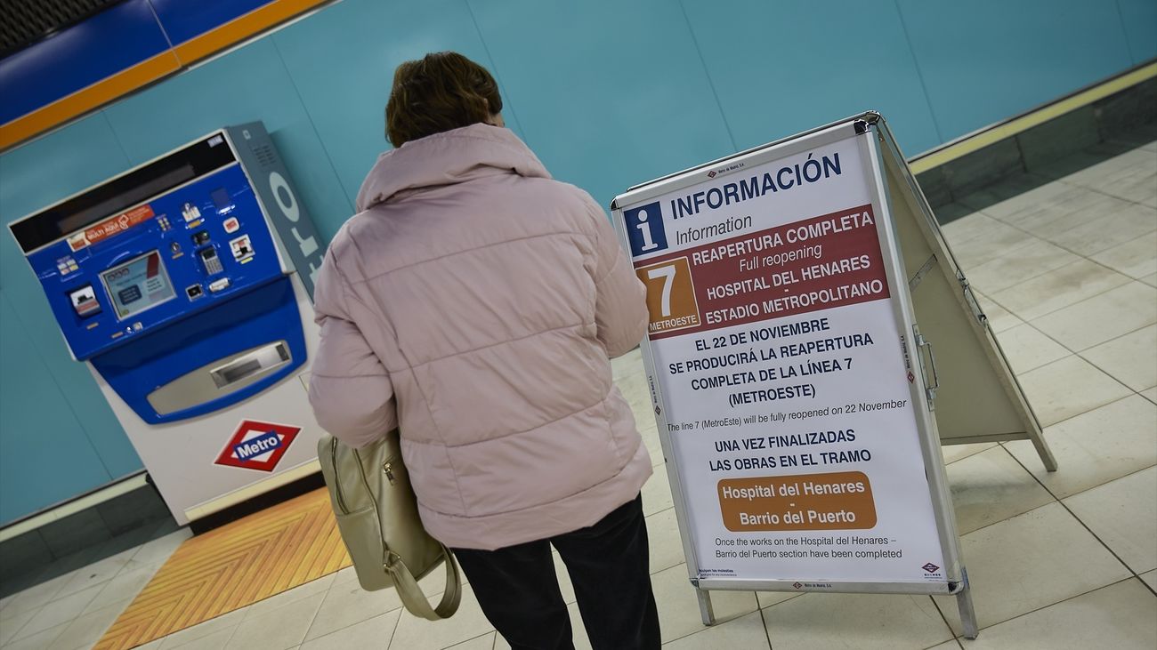 Interior de la estación de San Fernando tras la reapertura total de la línea 7B de Metro de Madrid