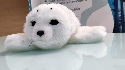 Un robot-foca para aliviar los síntomas de la demencia en centros de mayores de Madrid