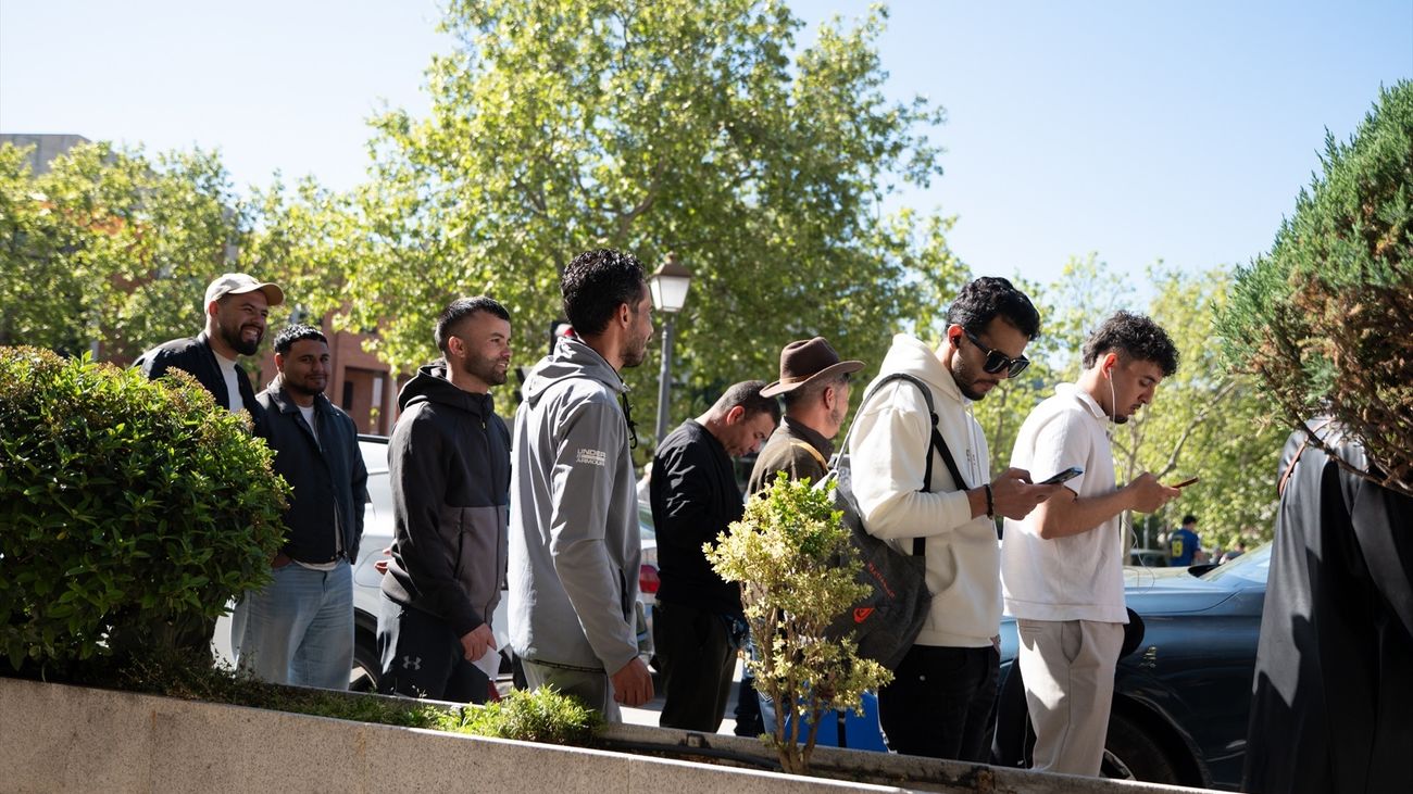 Colas en Madrid por la regularización de inmigrantes: el CRTM solo atiende con cita previa y descarta reforzar oficinas