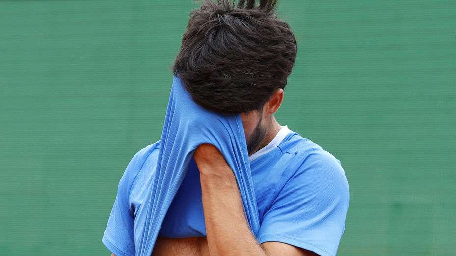 Carlos Alcaraz se retira del Trofeo Conde de Godó por una lesión en la muñeca