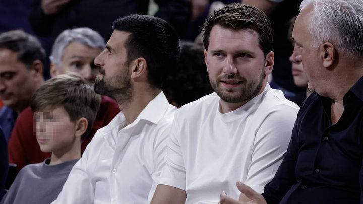 Novak Djokovic y Luka Doncic presencian a pie de pista el Real Madrid-Estrella Roja / EFE