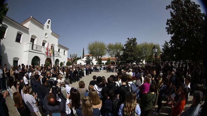 Minuto de silencio en Villanueva de la Cañada por la muerte de un niño de 11 años apuñalado
