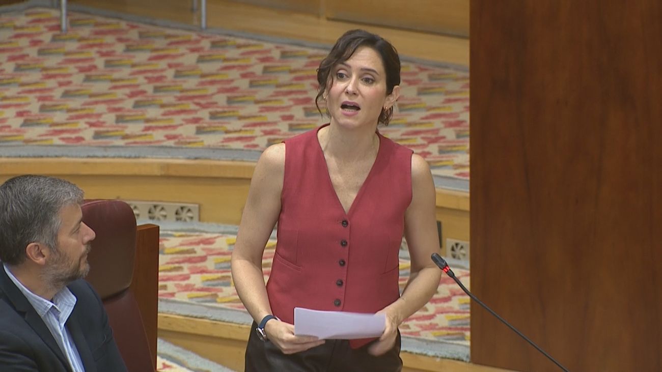 Ayuso defiende "la ley y el orden" en un Pleno polémico por la regularización de migrantes