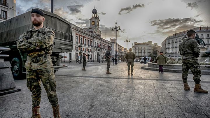 Soldados del Ejército español desplegados en la Puerta del Sol de Madrid