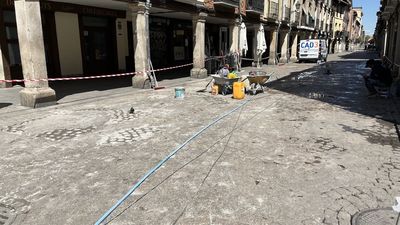 Trabajos de reparación en la Calle Mayor, eje del patrimonio complutense