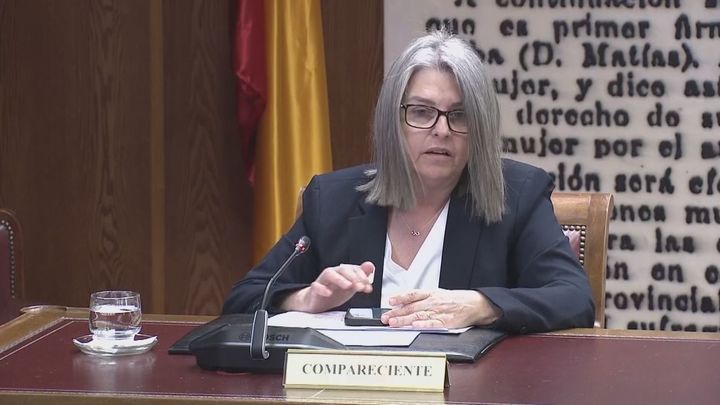 La esposa de Cerdán no declara en el Senado y protesta porque la llamen 'Paqui'