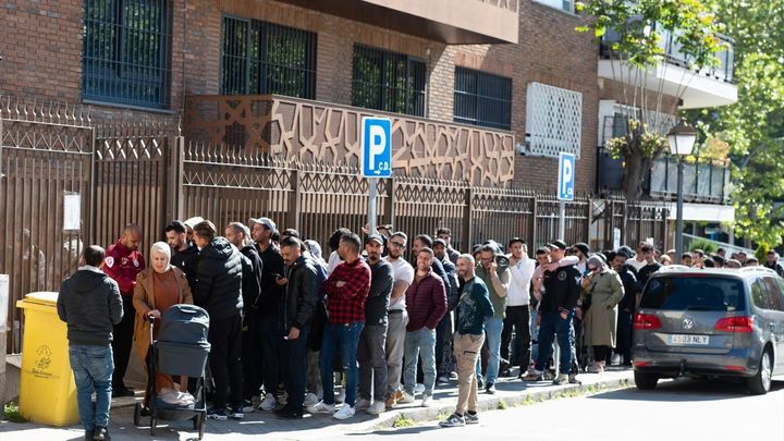 Varias personas hacen cola para entrar en la Embajada y Consulado de Marruecos