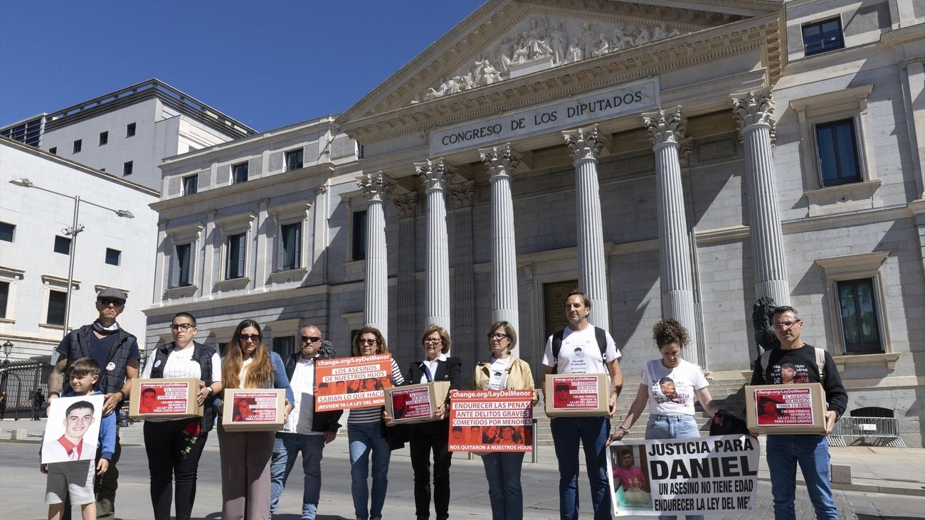 Cinco familias entregan más de 130.000 firmas en el Congreso para que se revise la Ley del Menor