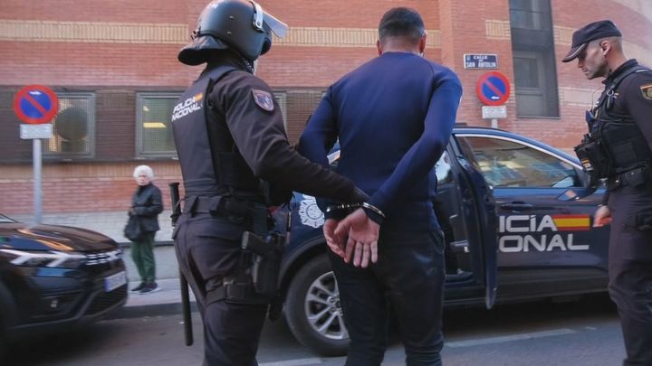 La Policía Nacional irrumpe en dos 'amanecederos' de Carabanchel tras las quejas vecinales por ruidos, peleas y drogas