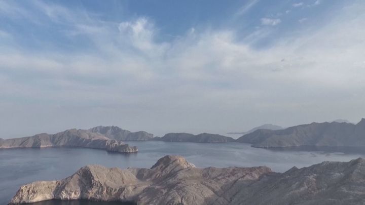 Irán declara "totalmente abierto" el estrecho de Ormuz hasta el fin del alto el fuego