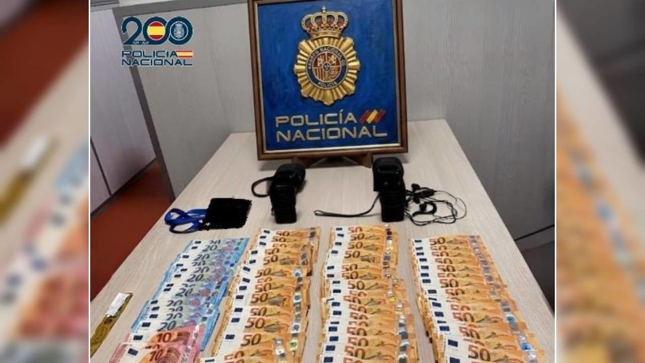 Dinero en efectivo y material acreditativo incautado a cinco hombres que vendían entradas falsas de fútbol