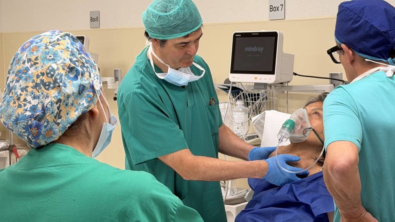 Imagen de la paciente con un tumor gigante de 1,3 kilos