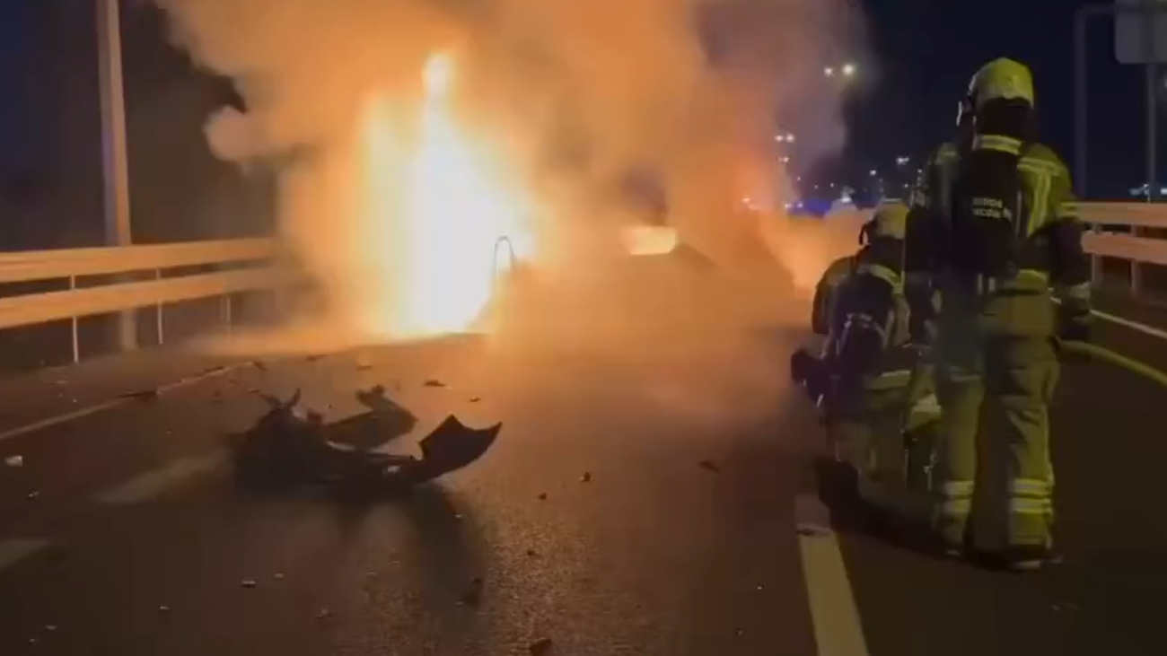 Bomberos de Alcorcón sofocan el incendio de un coche en la M-50