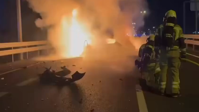 Bomberos de Alcorcón sofocan el incendio de un coche en la M-50