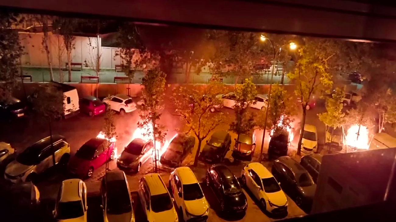 Alarma en Valdezarza: ocho coches calcinados en una noche y la Policía apunta a un incendio intencionado