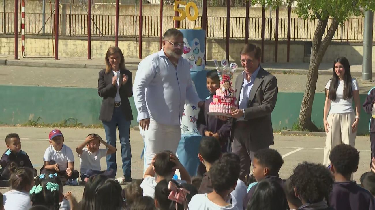 Almeida celebra su 51 cumpleaños junto a los alumnos del colegio María Moliner de Madrid
