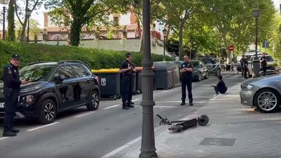 Grave una mujer de 53 años tras chocar su patinete con un coche en la calle Baja de la Iglesia,  Aravaca