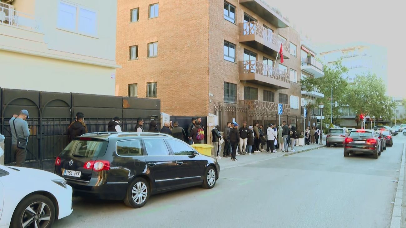 Las oficinas municipales, desbordadas ante las interminables colas para solicitar la regularización de migrantes