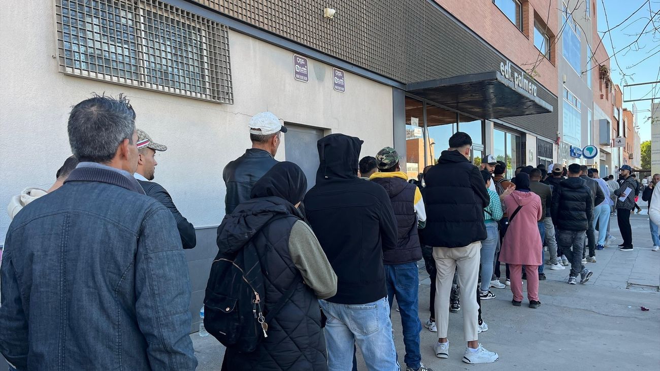 Personas guardan cola a las puertas del Consulado de Marruecos en Almería