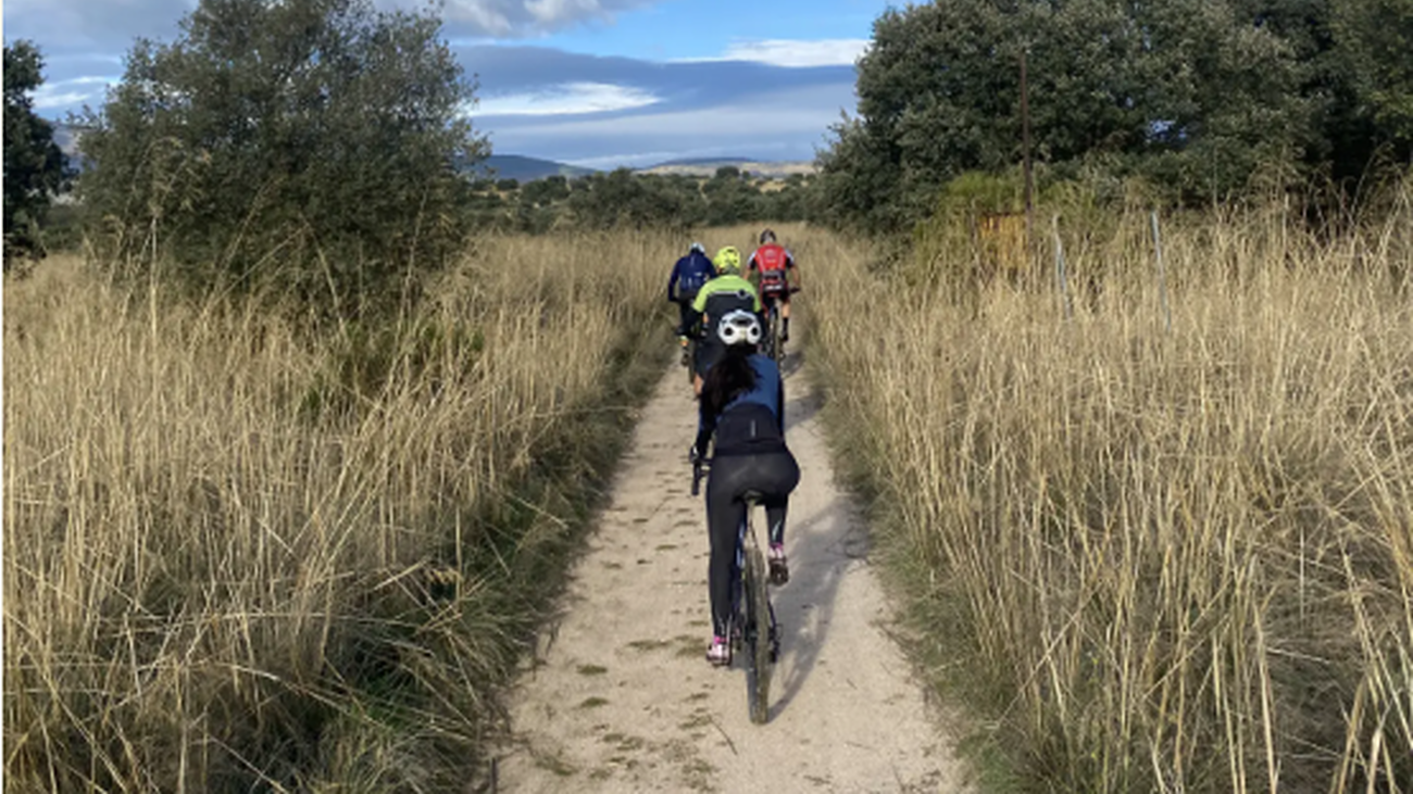 Ciclistas en una de las Rutas Saludables de Pedrezuela,