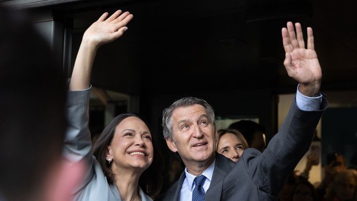 María Corina Machado, recibida entre aplausos en Génova antes de su reunión con Feijóo