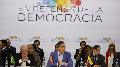 Sánchez llama a defender la democracia ante las guerras y la desigualdad