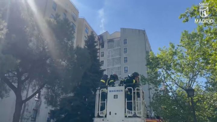 Una mujer intoxicada leve por inhalación de humo por el incendio de su piso en Usera