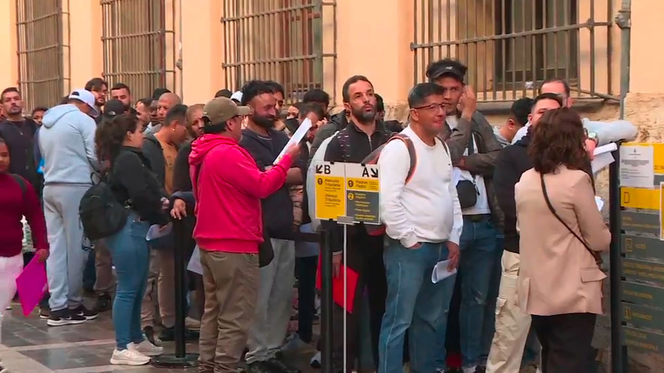 Polémica y el caos por el proceso de regularización masiva que ha puesto en marcha el gobierno