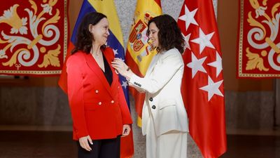 Ayuso impone la Medalla de Oro de la Comunidad a Corina Machado: "El día más feliz desde que soy presidenta"