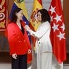 Ayuso impone la Medalla de Oro de la Comunidad a Corina Machado: "El día más feliz desde que soy presidenta"
