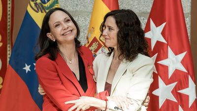 Ayuso, con Corina Machado "en la casa de la libertad" mientras "el socialismo está de guateque en Barcelona"