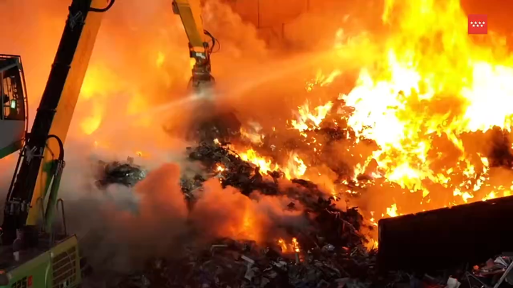 Los bomberos evitan la propagación de un incendio en una planta de reciclaje en Torrejón de Velasco