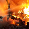 Los bomberos evitan la propagación de un incendio en una planta de reciclaje en Torrejón de Velasco