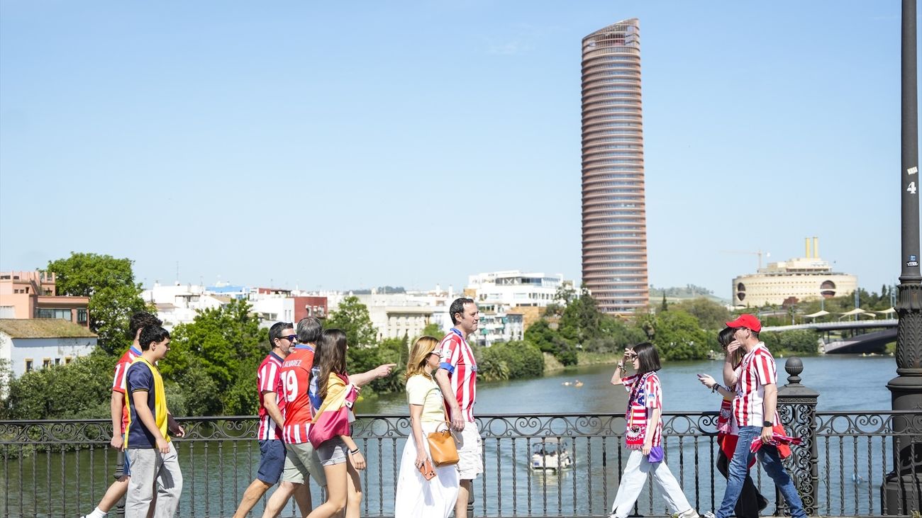 Miles de aficionados visten Sevilla de rojiblanco para llevar la Copa del Rey a la capital