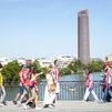 Miles de aficionados visten Sevilla de rojiblanco para llevar la Copa del Rey a la capital
