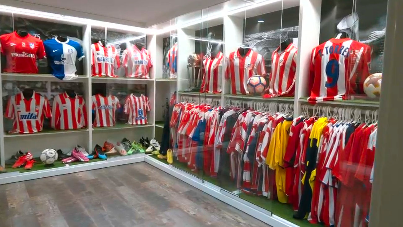 Jesús y su tesoro rojiblanco: camisetas que narran 120 años de historia