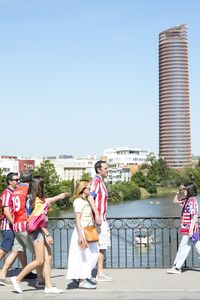 Miles de aficionados visten Sevilla de rojiblanco para llevar la Copa del Rey a la capital