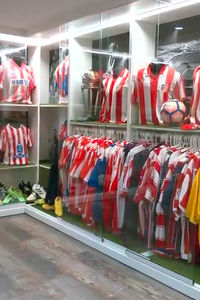 Jesús y su tesoro rojiblanco: camisetas que narran 120 años de historia