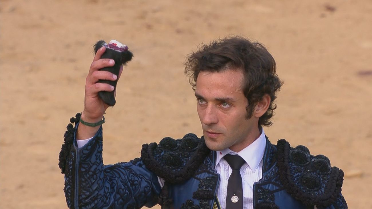 La faena de Álvaro Burdiel, que fue de menos a más,  le sirve para cortar la segunda oreja de la tarde en la tercera de la Copa Chenel