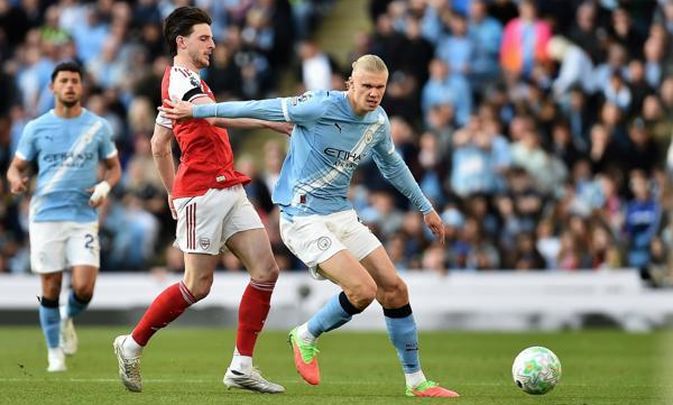 Haaland ante el Arsenal / EFE